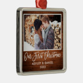 ブラシスクリプトウッドカップル私たちの初めてのクリスマス メタルオーナメント (右)
