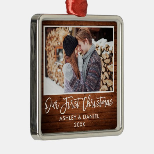 ブラシスクリプトウッドカップル私たちの初めてのクリスマス メタルオーナメント (右)