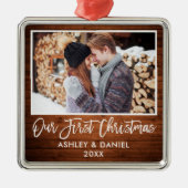 ブラシスクリプトウッドカップル私たちの初めてのクリスマス メタルオーナメント (正面)
