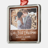 ブラシスクリプトウッドカップル私たちの初めてのクリスマス メタルオーナメント (左)