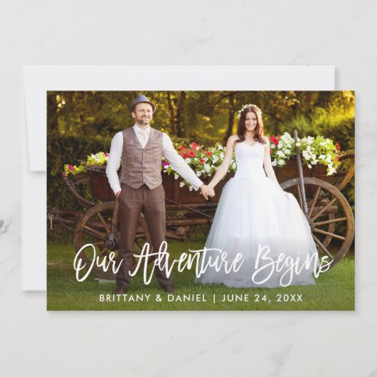 ブラシスクリプトウッド私たちの冒険が始まるカード 招待状 (正面)