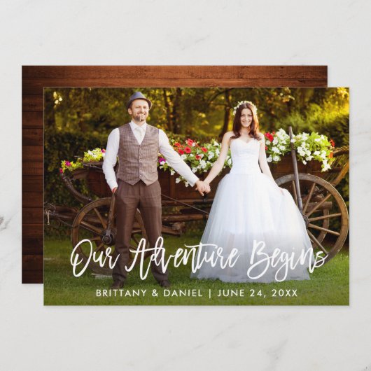 ブラシスクリプトウッド私たちの冒険が始まるカード 招待状 (正面/裏面)