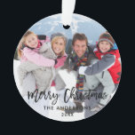 ブラシスクリプトクリスマスファミリーフォトホワイトリボン オーナメント<br><div class="desc">ブラシモダンスクリプトファミリー写真メリークリスマスオーナメント</div>