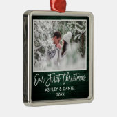 ブラシスクリプトグリーンウッドカップル私たちの初めてのクリスマス メタルオーナメント (右)