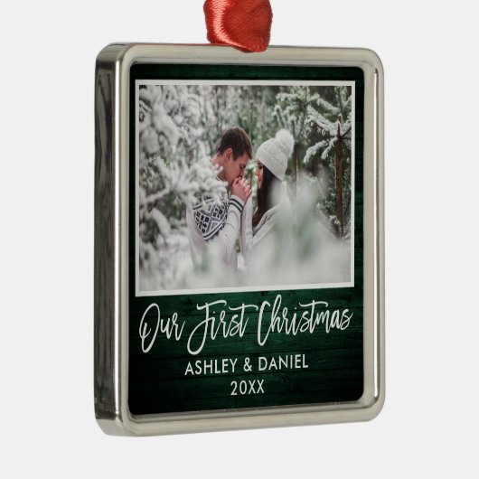 ブラシスクリプトグリーンウッドカップル私たちの初めてのクリスマス メタルオーナメント (右)