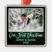 ブラシスクリプトグリーンウッドカップル私たちの初めてのクリスマス メタルオーナメント (正面)