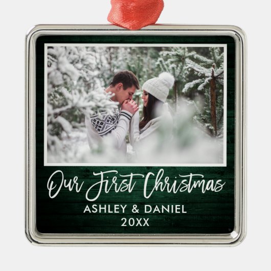 ブラシスクリプトグリーンウッドカップル私たちの初めてのクリスマス メタルオーナメント (正面)