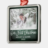 ブラシスクリプトグリーンウッドカップル私たちの初めてのクリスマス メタルオーナメント (左)
