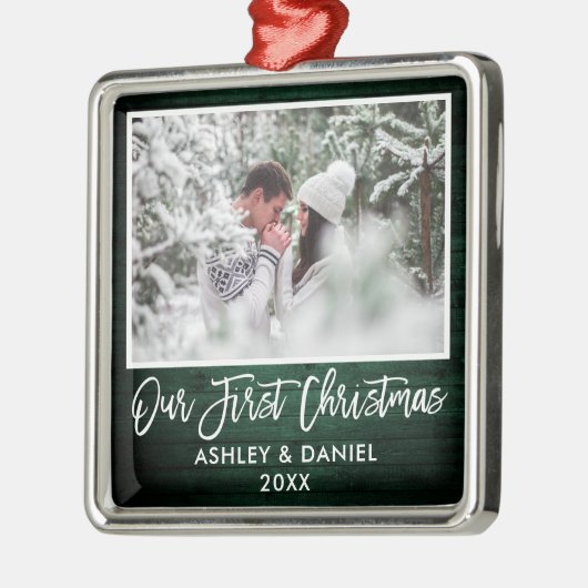 ブラシスクリプトグリーンウッドカップル私たちの初めてのクリスマス メタルオーナメント (左)