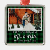 ブラシスクリプトグリーンプレイド初めてのクリスマスミセス メタルオーナメント (正面)