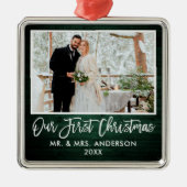 ブラシスクリプトグリーン結婚ウッドの初めてのクリスマス メタルオーナメント (正面)