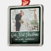ブラシスクリプトグリーン結婚ウッドの初めてのクリスマス メタルオーナメント (左)
