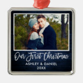 ブラシスクリプトブルーウッドカップル私たちの初めてのクリスマス メタルオーナメント (正面)