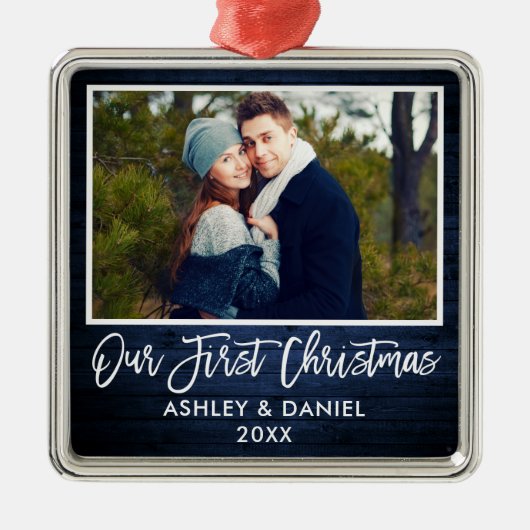 ブラシスクリプトブルーウッドカップル私たちの初めてのクリスマス メタルオーナメント (正面)