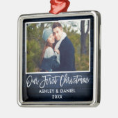 ブラシスクリプトブルーウッドカップル私たちの初めてのクリスマス メタルオーナメント (左)