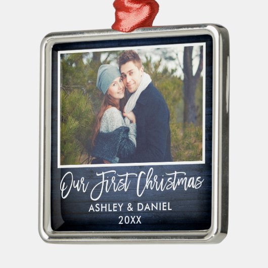 ブラシスクリプトブルーウッドカップル私たちの初めてのクリスマス メタルオーナメント (左)