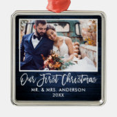 ブラシスクリプトブルーウッド結婚ズの初めてのクリスマス メタルオーナメント (正面)