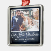 ブラシスクリプトブルーウッド結婚ズの初めてのクリスマス メタルオーナメント (左)
