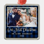 ブラシスクリプトブループレイド結婚の初めてのクリスマス メタルオーナメント (正面)