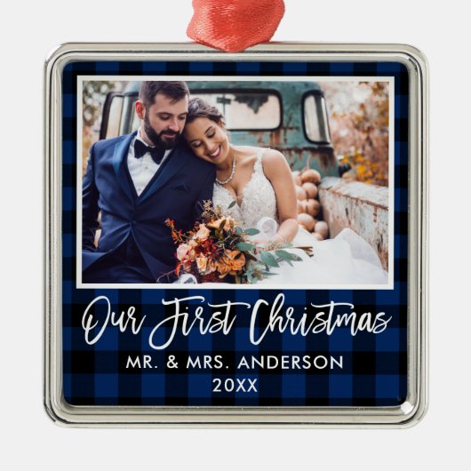 ブラシスクリプトブループレイド結婚の初めてのクリスマス メタルオーナメント (正面)