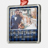 ブラシスクリプトブループレイド結婚の初めてのクリスマス メタルオーナメント (左)