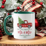 ブラシスクリプト初めてのクリスマスミセス・トラック・グリーン マグカップ<br><div class="desc">ブラシモダンスクリプト私たちの初めてのクリスマスとしてミスターとミセス水色ヴィンテージ赤トラックとクリスマスツリーコーヒーマグ – 緑と白</div>