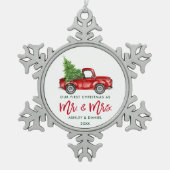 ブラシスクリプト初めてのクリスマス赤トラック スノーフレークピューターオーナメント (正面)