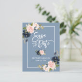 ブラシスクリプト日付の保存ダスティブルーピンクフローラ 案内ポストカード (スタンド正面)