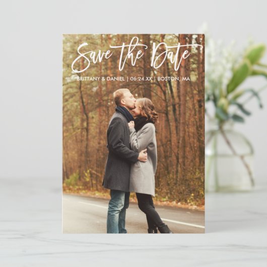 ブラシスクリプト日付カップルのフォトカードを保存 セーブザデート (スタンド正面)