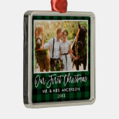 ブラシスクリプト緑のプレイド結婚の初めてのクリスマス メタルオーナメント (右)