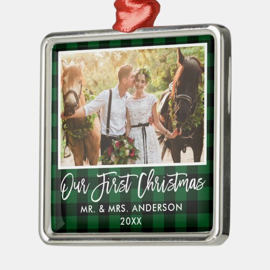 ブラシスクリプト緑のプレイド結婚の初めてのクリスマス メタルオーナメント (左)