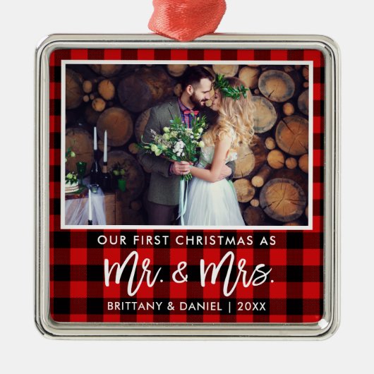 ブラシスクリプト赤い格子状の初めてのクリスマスミセス メタルオーナメント (正面)