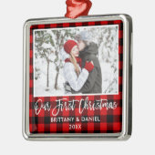 ブラシスクリプト赤い格子縞カップル初めてのクリスマス メタルオーナメント (左)