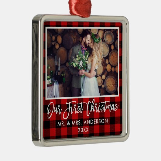 ブラシスクリプト赤い格子縞結婚の初めてのクリスマス メタルオーナメント (右)