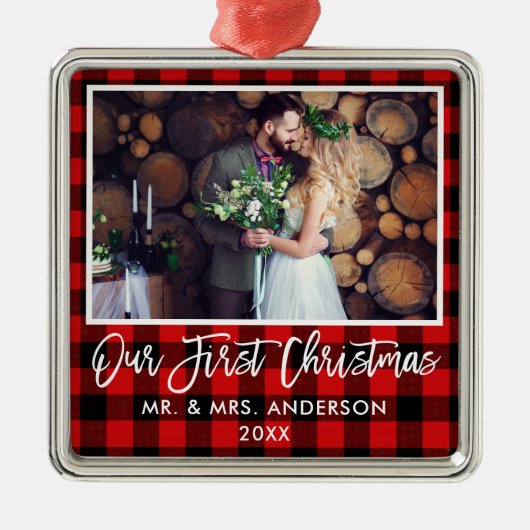 ブラシスクリプト赤い格子縞結婚の初めてのクリスマス メタルオーナメント (正面)