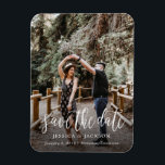 ブラシススタイリッシュクリプト日付マグネットの保存 マグネット<br><div class="desc">共有この結婚とブラシのスクリプトスタイリッシュスタイルのフォトマユニークグネットに関して結婚あなたの日付をスタイル。新しユニークいカップルに最適な日付を保婚約した存する。</div>