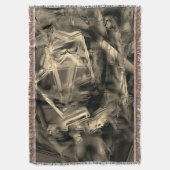 「ブラシストローク」で染色された曲がったベージュの正方形 スローブランケット (正面縦)