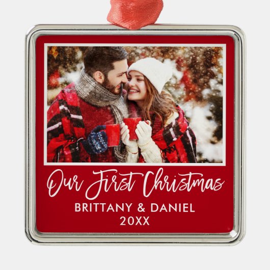 ブラシスモダンクリプト初めてのクリスマスの赤 メタルオーナメント (正面)