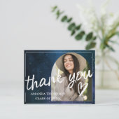 ブラシフォントスクリプト 2026 卒業写真 ありがとう ポストカード (スタンド正面)