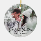 ブラシモダンスクリプトカップルの初めてのクリスマス セラミックオーナメント (正面)