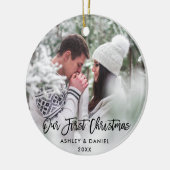 ブラシモダンスクリプトカップルの初めてのクリスマス セラミックオーナメント (左)