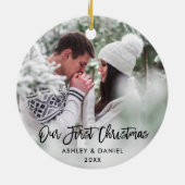 ブラシモダンスクリプトカップルの初めてのクリスマス セラミックオーナメント (裏面)