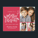 ブラシモダンスクリプトクリスマスホリデー3 – 写真 シーズンポストカード<br><div class="desc">この休日素晴らしの3写真のポストカースタイリッシュドで今年のホリデーシーズンに声明を作るブラシのスクリプトフォントで"Merry Christmas"を搭載。住所、写真、気持ちで背面をパーソナライズカスタム。このデザインで更に多くの作品のために私たちのオンラインストアを買う！追加の色で使用可能。</div>