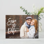 ブラシモダンスクリプト日付Kraftフォトカードを保存 招待状 (スタンド正面)