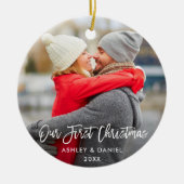 ブラシモダンスクリプト私たちの初めてのクリスマスカップル セラミックオーナメント (正面)