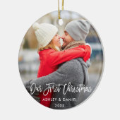ブラシモダンスクリプト私たちの初めてのクリスマスカップル セラミックオーナメント (左)