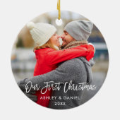 ブラシモダンスクリプト私たちの初めてのクリスマスカップル セラミックオーナメント (裏面)