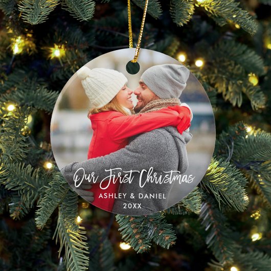 ブラシモダンスクリプト私たちの初めてのクリスマスカップル セラミックオーナメント