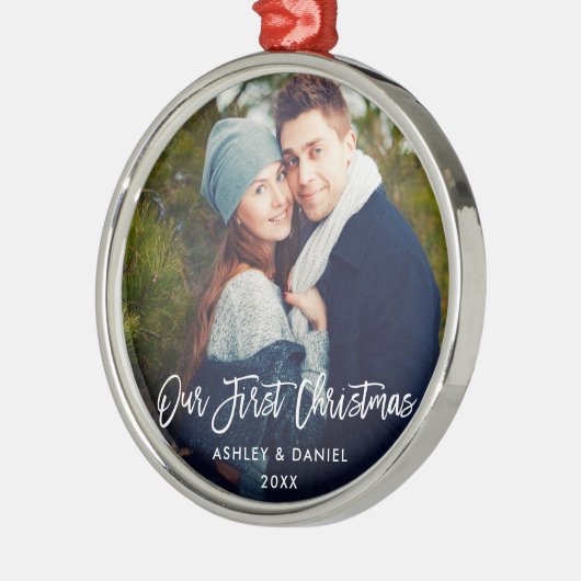 ブラシモダンスクリプト私たちの初めてのクリスマスカップル メタルオーナメント (左)