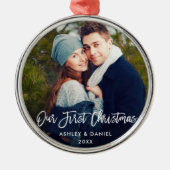 ブラシモダンスクリプト私たちの初めてのクリスマスカップル メタルオーナメント (正面)